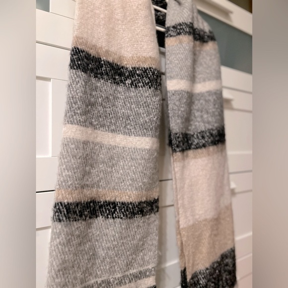 American Eagle Outfitters Cozy Fringe Blanket Scarf - Picture 4 of 7